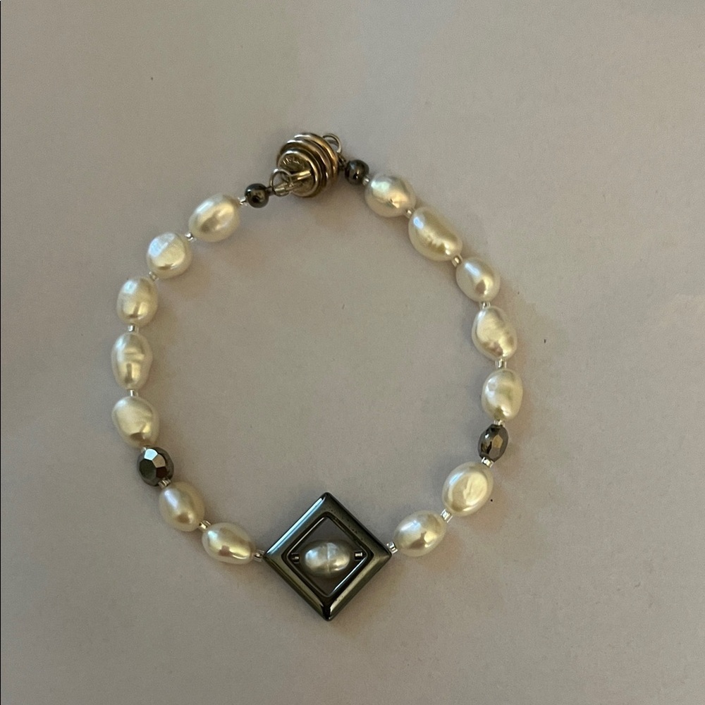 No brand faux pearl bracelet.